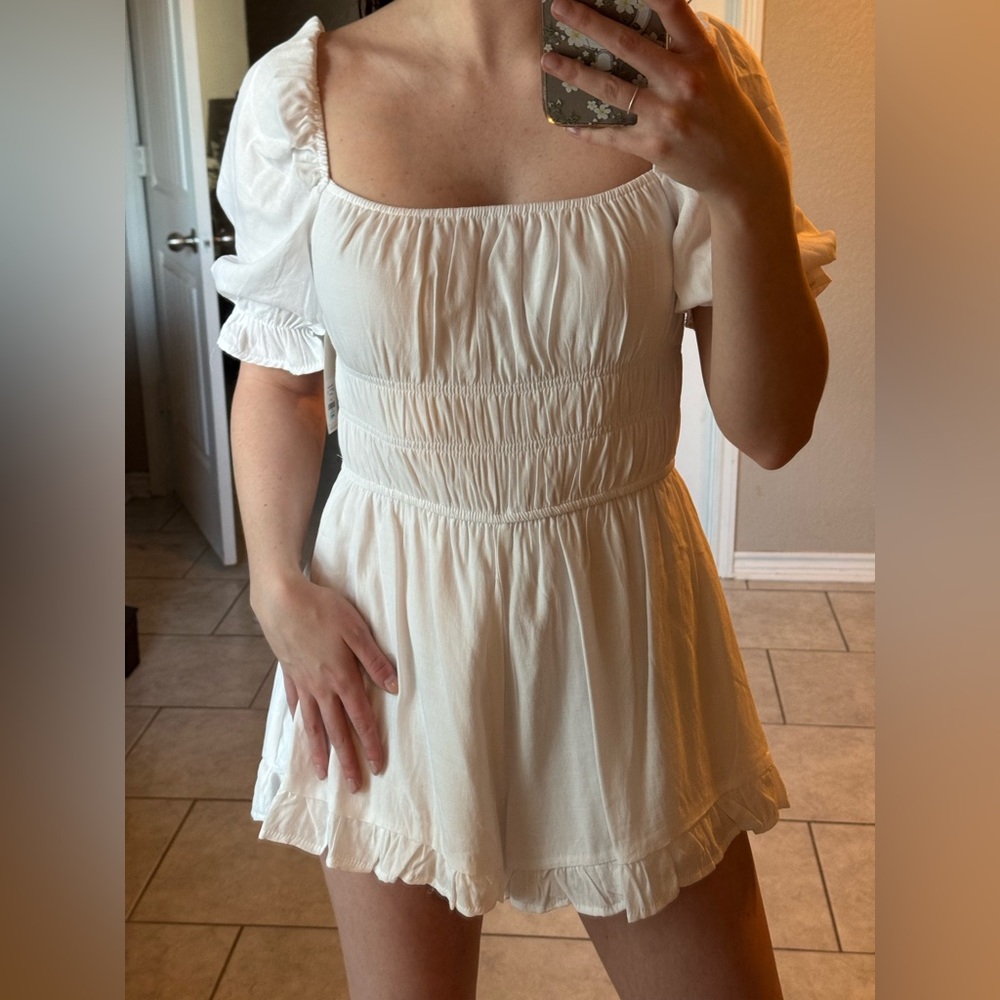 Francesca’s White Romper. Size Medium.